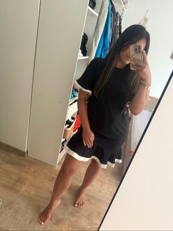 Robe noire détails blancs et volants