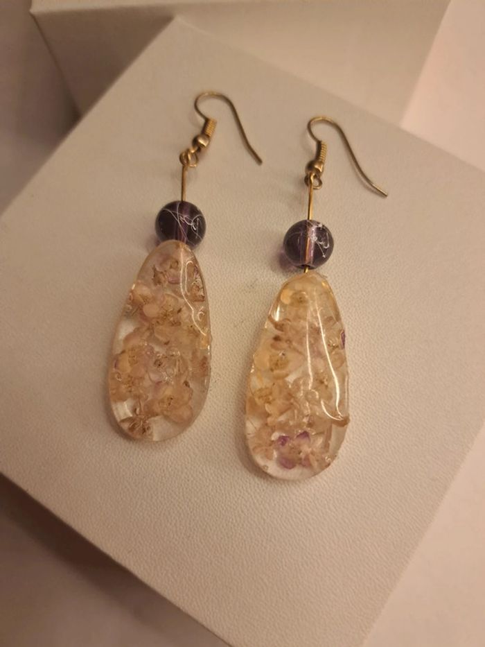 Boucles d'oreilles pendante en résine florale - photo numéro 3