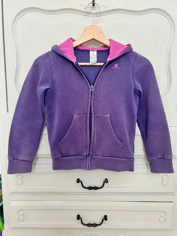 Très beau sweat à capuche violet et rose décathlon taille 8 ans