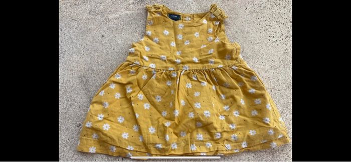 Robe kiabi moutarde à fleurs blanche