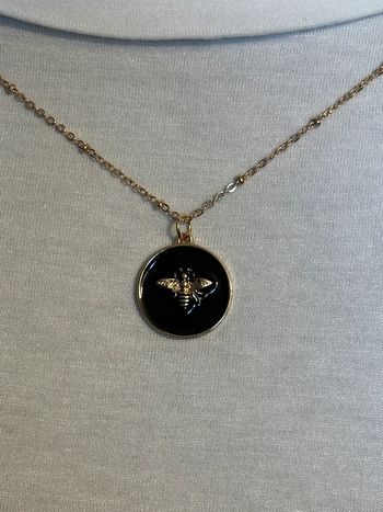 Pendentif abeille doré sur email noir monté sur chaîne courte dorée avec