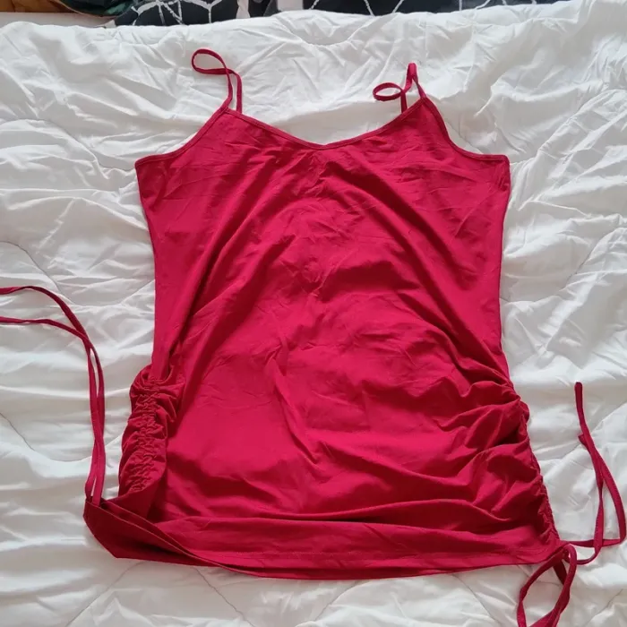 Débardeur rouge avec lacets