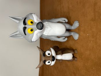 Figurine Le loup mal aimé publicité Intermarché avec son ami l'écureuil