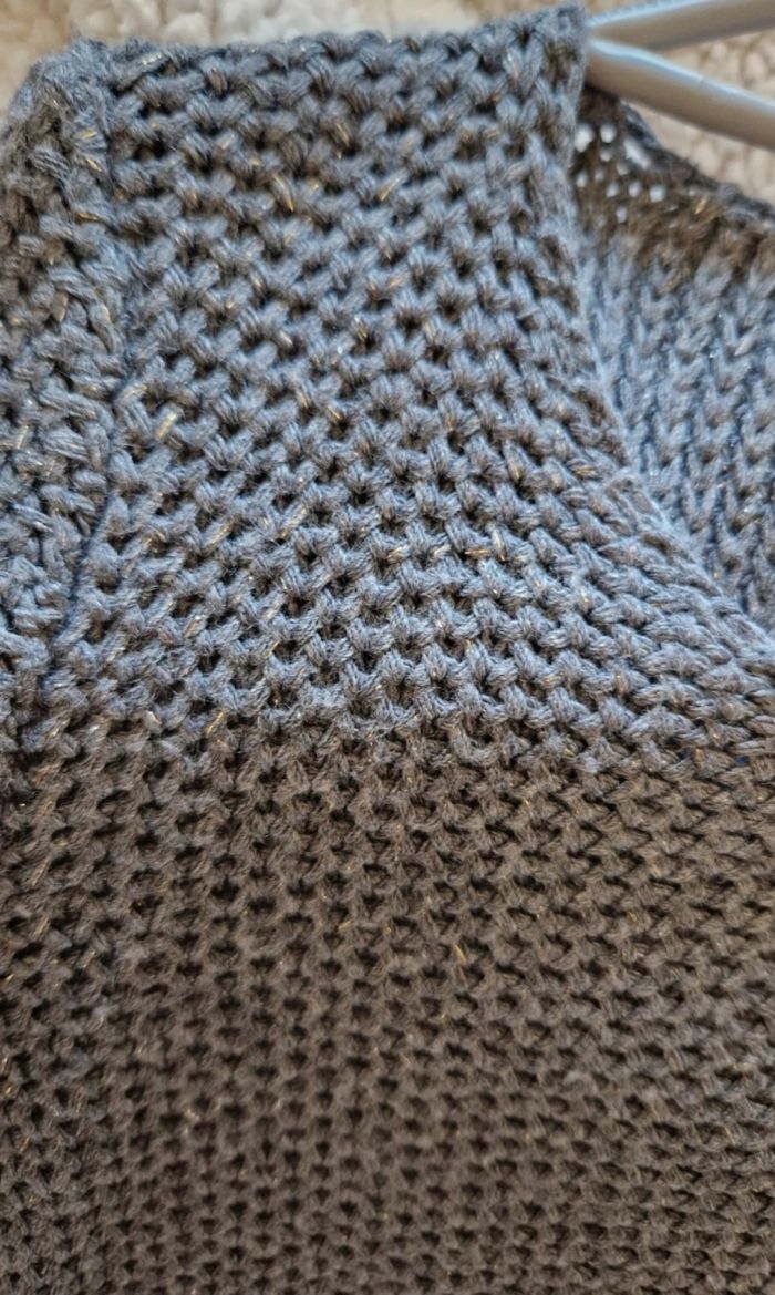 Pull en crochet gris et paillettes doré / argent - photo numéro 3