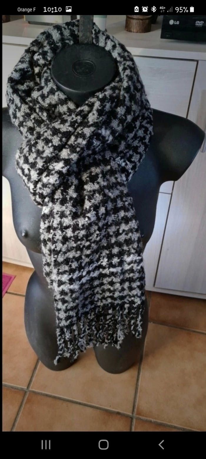 Écharpe longue Neuve