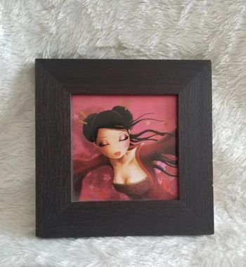 Cadre en bois avec femme asiatique