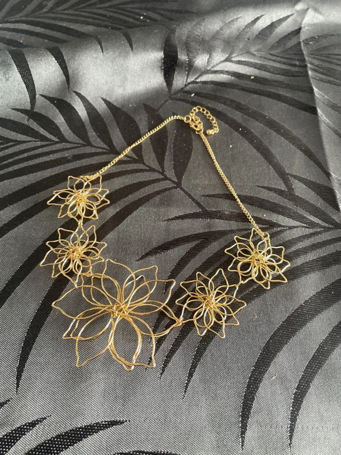 Superbe collier fleurs