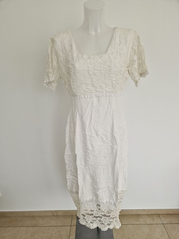 Robe blanche avec dentelle Pacifique Line