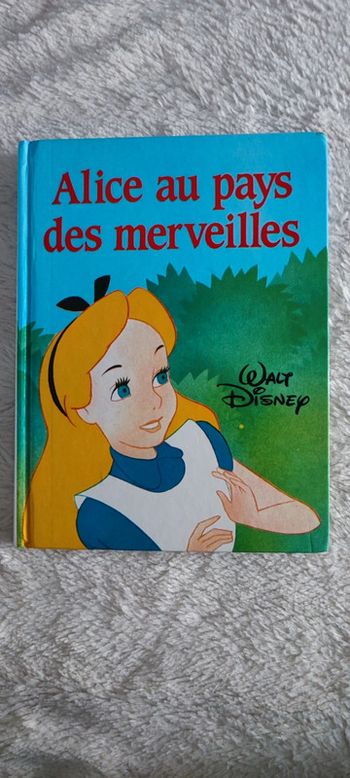 Livre Alice aux pays des merveilles