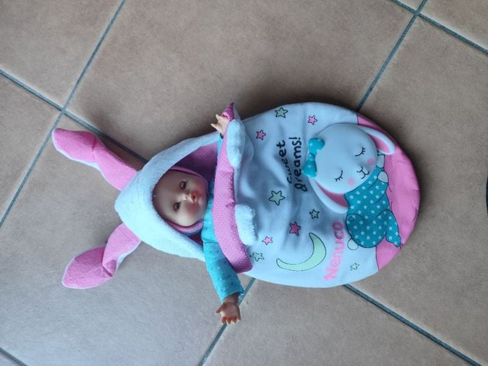 Bébé dans gigoteuse