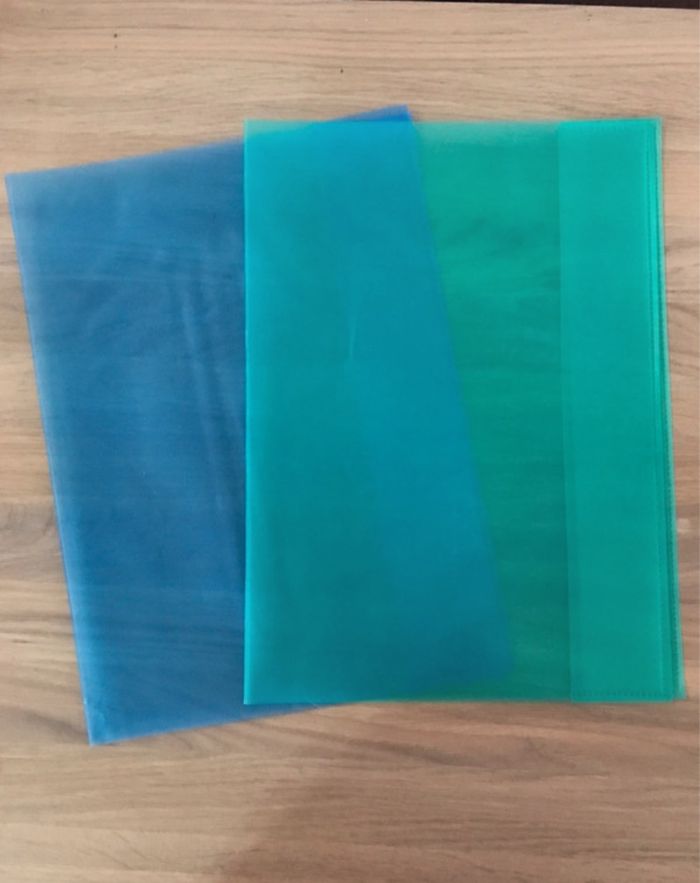 2 protèges cahier format a4 21x29,7 neuves jamais utilisées translucides colorés