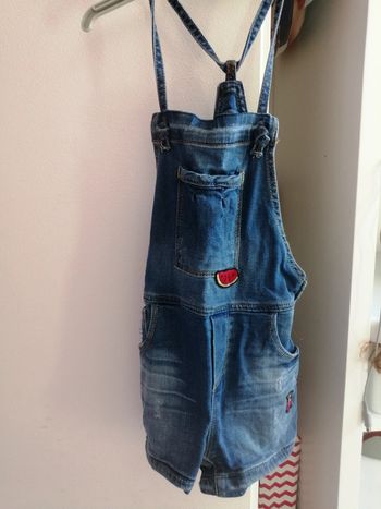 Salopette short tres sympa et originale avec ses stickers ete