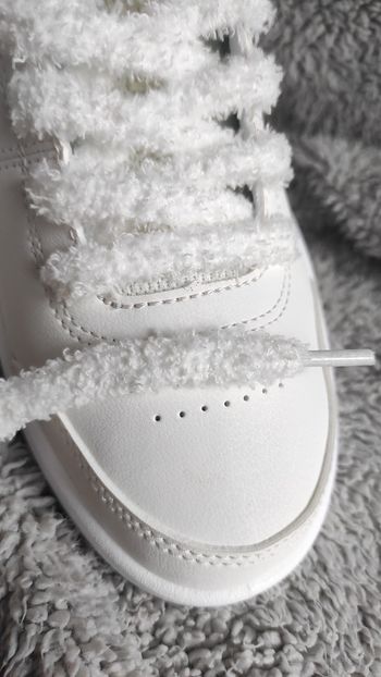 🤍 Lacets fluffy blanc – 120 cm (effet peluche cosy)