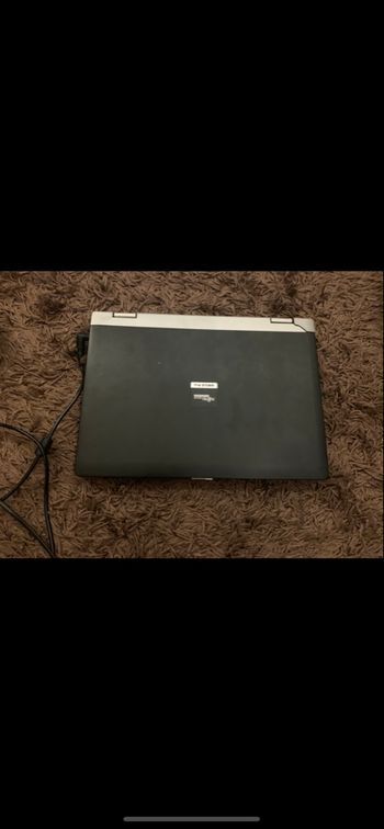 Pc fijitsu a réparer ou pour pieces écran intacte