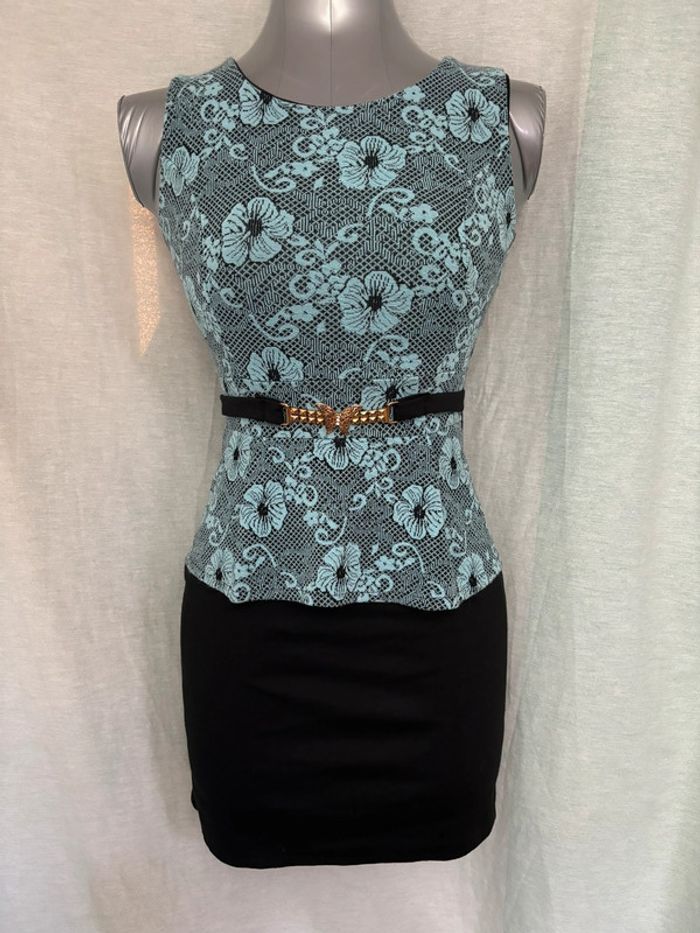 Belle petite robe fourreau style retro noire avec dentelle et ceinture dorée S