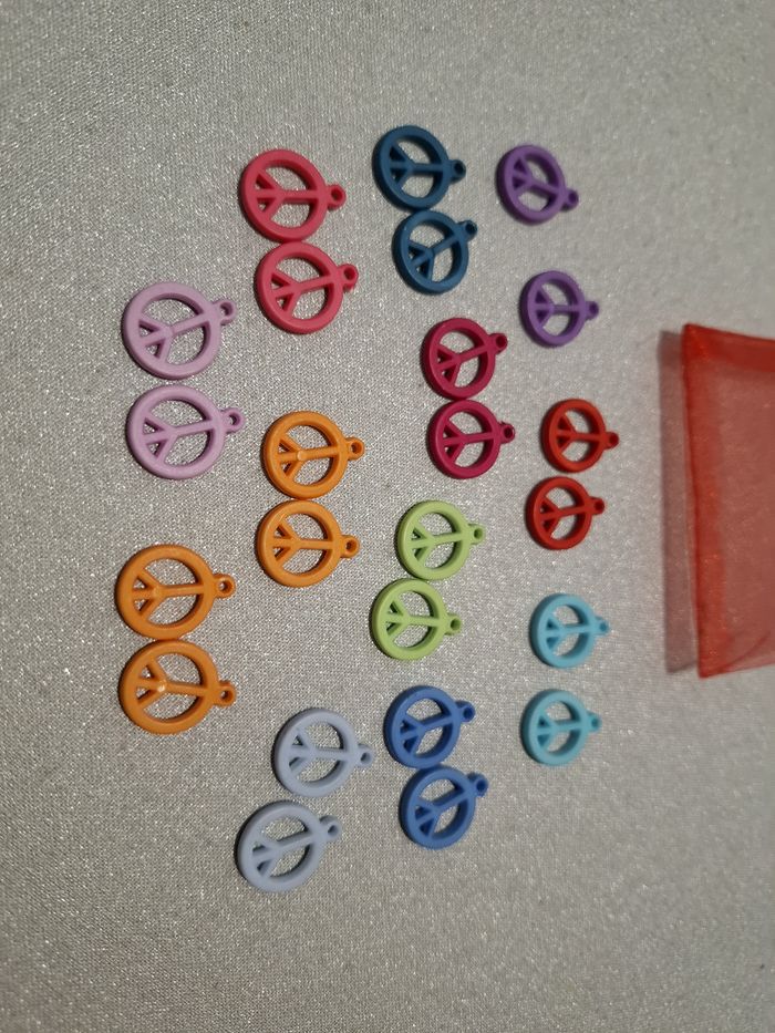 Joli lot neuf de 24 breloques/charms "Peace and Love" idéal pour bijoux - photo numéro 2