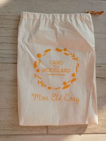 Pochette Caro from Woodland "Mon été cosy"