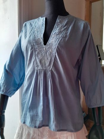 Blouse bleu avec broderie taille s vintage manches bouffantes