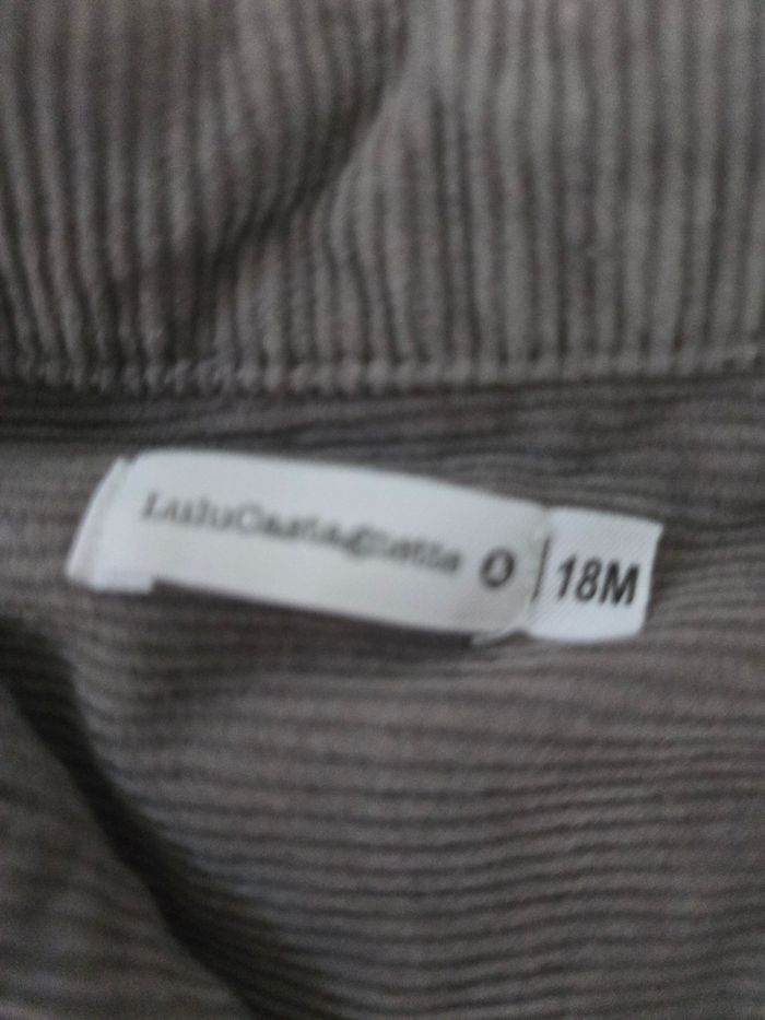 Sur chemise grise - photo numéro 4