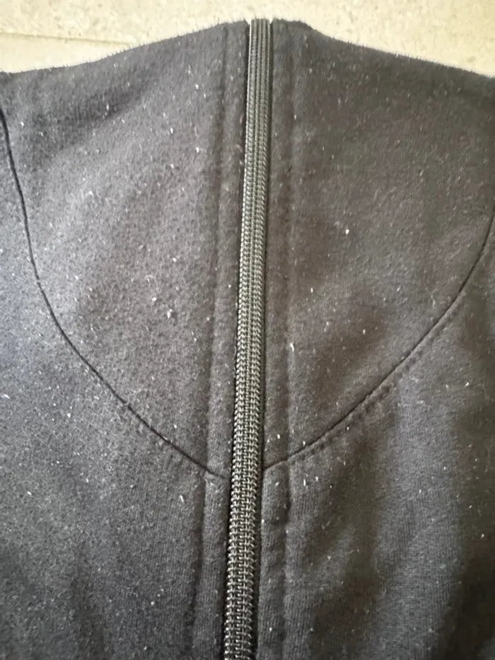 Gilet noir bon état taille S, il ya des bouloches - photo numéro 5