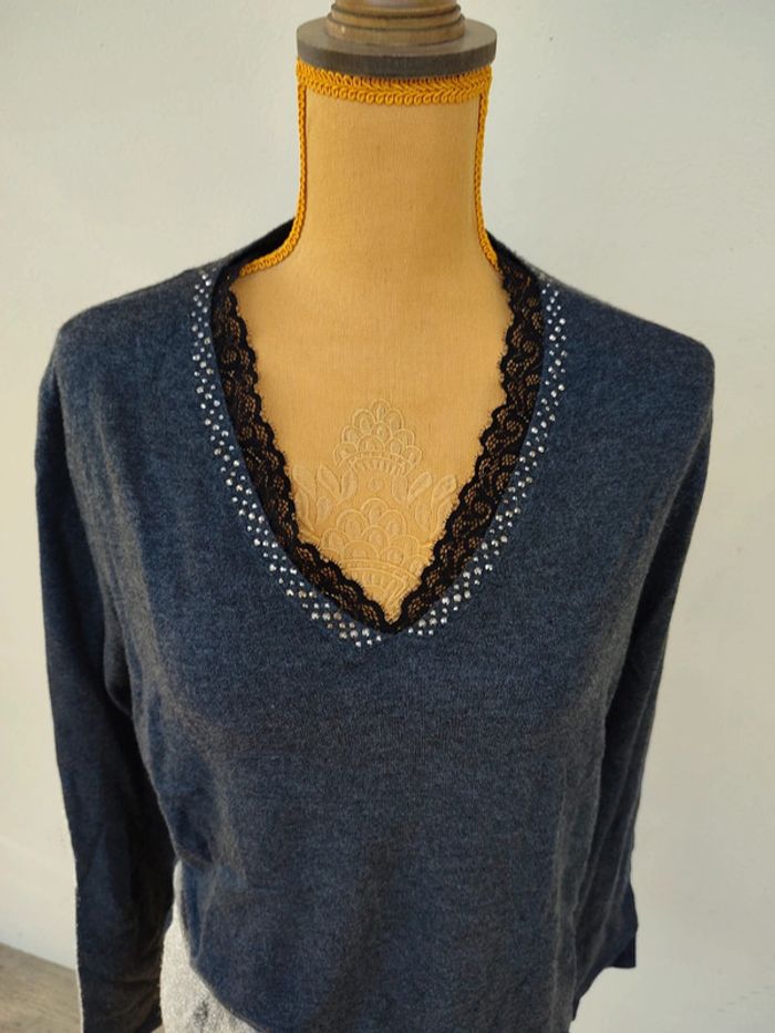Pull col V strass et dentelle TBE - photo numéro 2