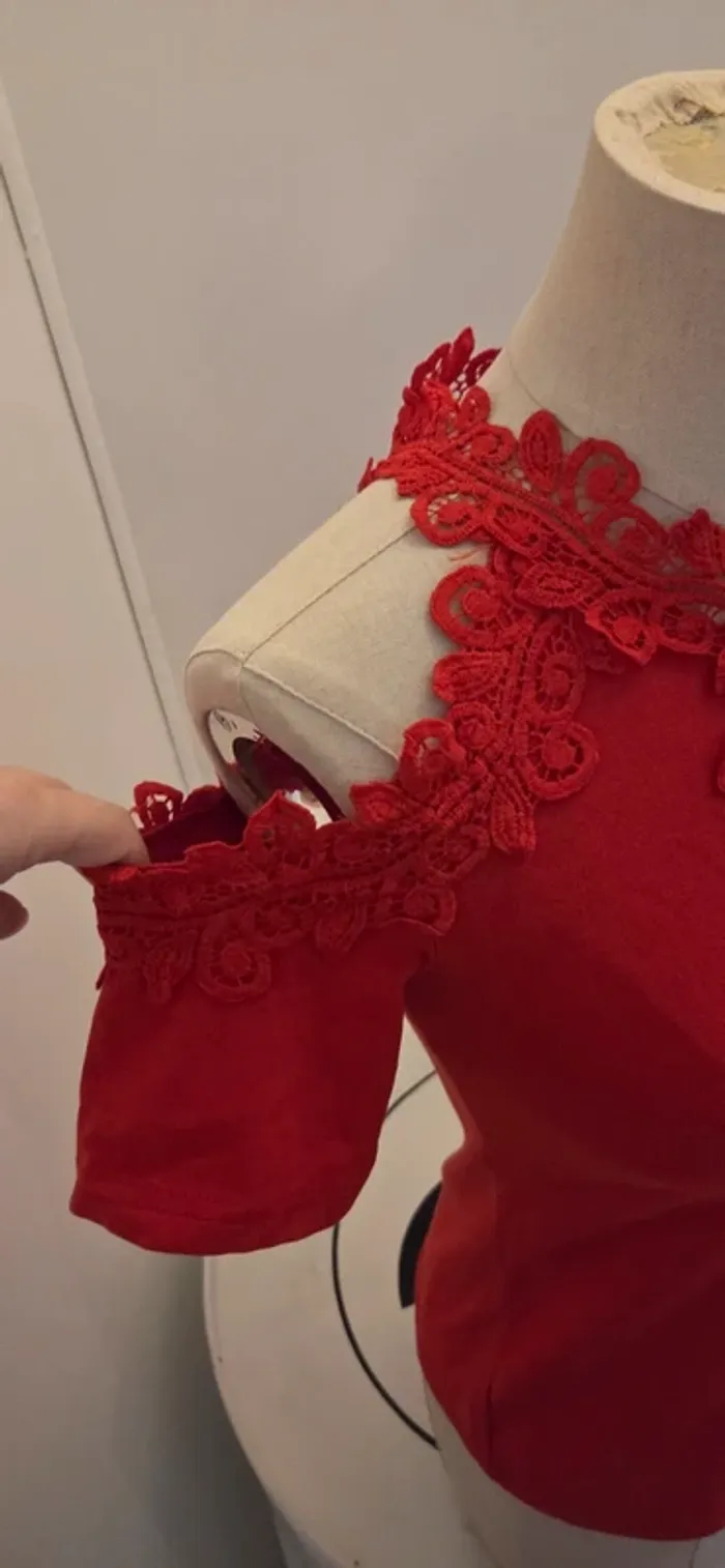 Haut rouge élégant avec dentelle ajourée – Taille M/L - photo numéro 6
