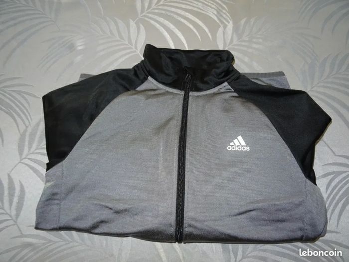 Veste légère pour garçon
Adidas Taille 11/12 ans - photo numéro 5