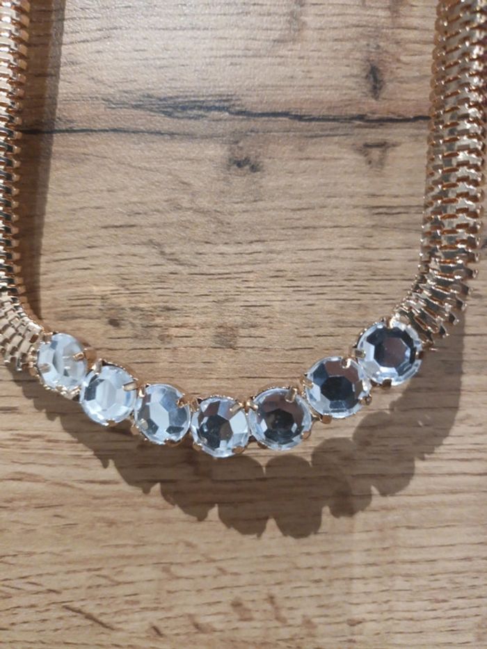 Collier doré à strass, léger . Bijou fantaisie - photo numéro 2