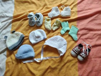 Lots de bonnets, chaussons et chaussures taille naissance.