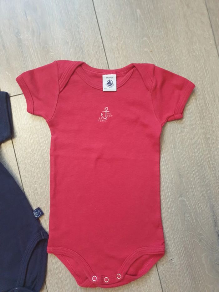Ensemble 2 body. Garçon 6 mois. Marque Petit Bateau - photo numéro 3
