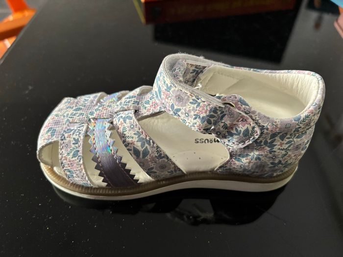 Chaussures neuves taille 24 - photo numéro 3