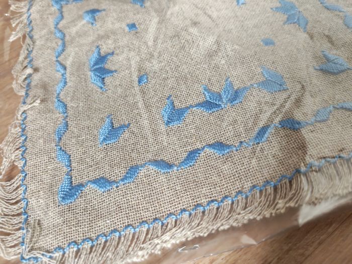 Napperon gris carré brodé en bleu avec franges - photo numéro 2