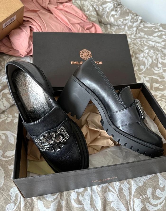 Mocassins à talons avec bijou
