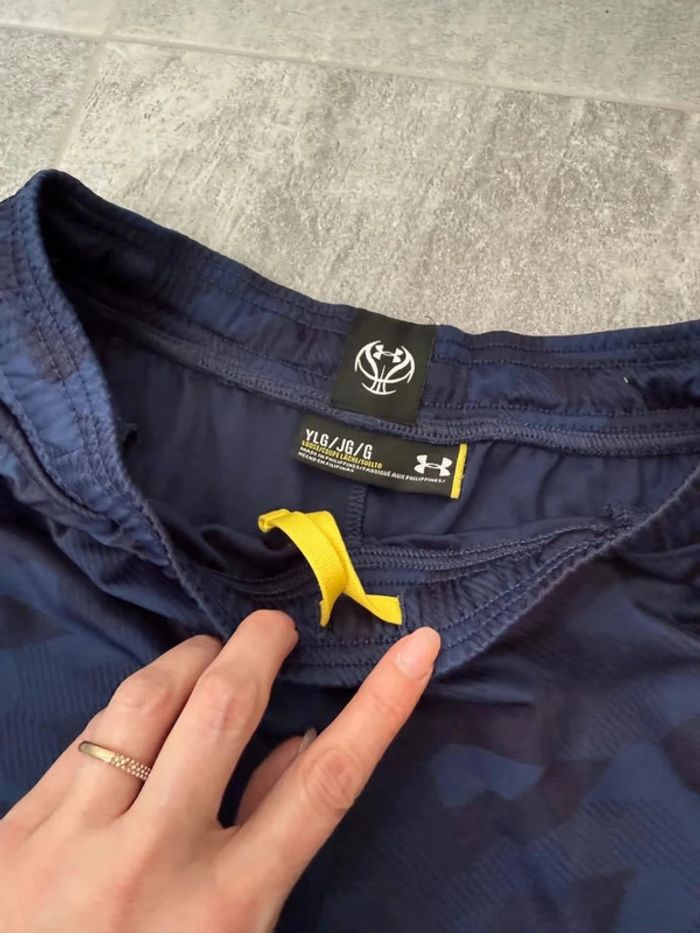 Short Under Armor de sport garçon taille 14-16 ans noir et gris comme neuf - photo numéro 4