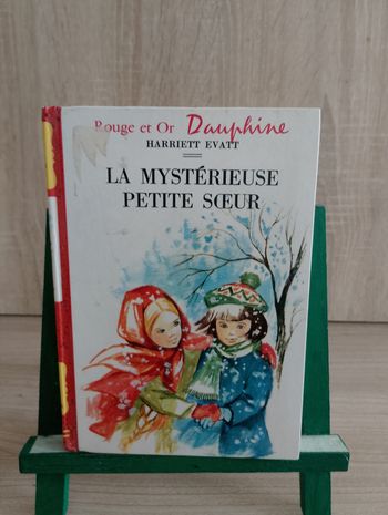 la mystetieuse petite soeur, rouge et or Dauphine