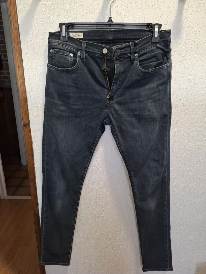 Beau jean homme Levi's 512 W 32 L 34 bleu brut très bon état