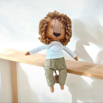 Peluche poupée lion
