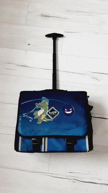 Cartable à roulettes crocodile bleu 42 x 31 cm