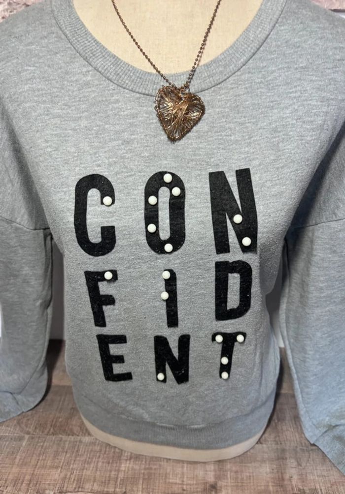 💕 sweat gris avec perles nacrés floqué « confident » taille 38 m #jennyfer - photo numéro 5