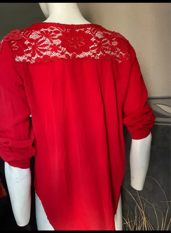 Blouse rouge avec dentelle - photo numéro 3