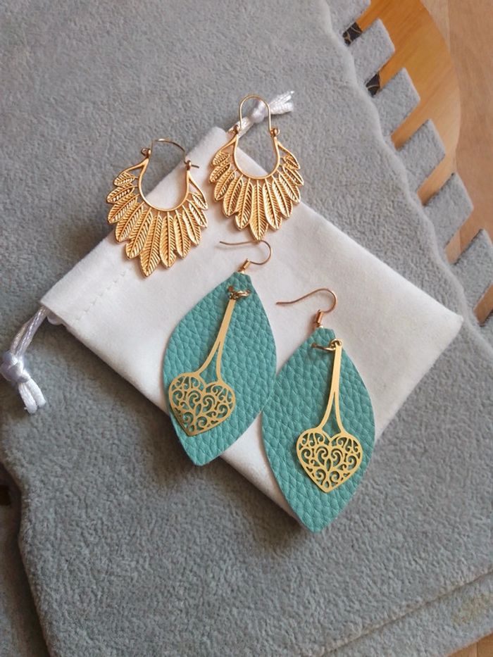 Boucles d'oreilles tissu turquoise et coeur filigranés et créoles plumes dorées