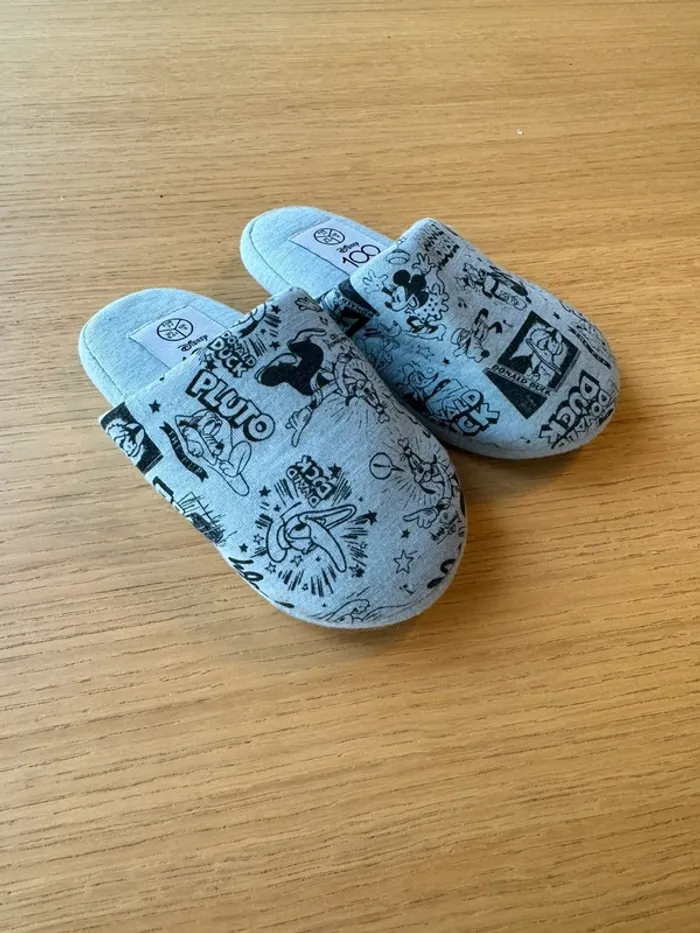 Chaussons Disney 100 Mickey et ses amis gris taille 27 neuf - photo numéro 2