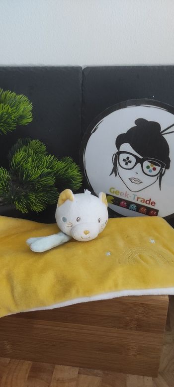 doudou chat sucre d'orge jaune bleu turquoise blanc étoile arc en ciel écharpe carré plat