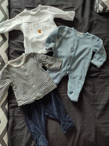 Lot bodys et pyjamas 1 mois