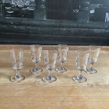 6 verres à liqueur sur pied