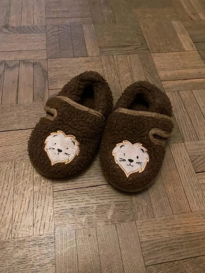 Chaussons lion marron pointure 25