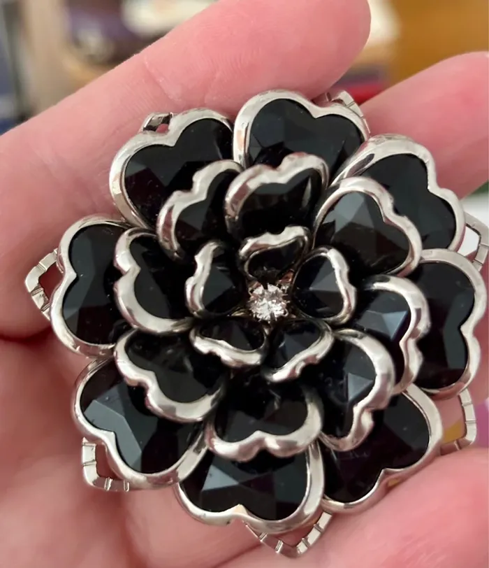 Jolie broche fleur métal noir parfait état - photo numéro 3