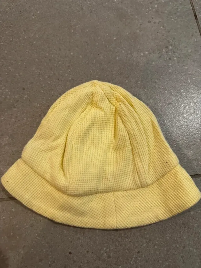 Bonnet jaune Kiabi 3 mois, très bon état - photo numéro 2