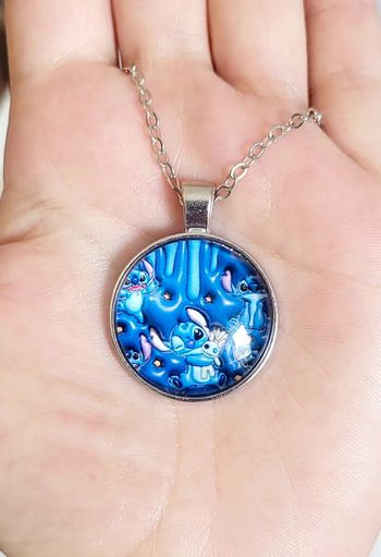 Collier Stitch fond bleu – Étoiles & peluche