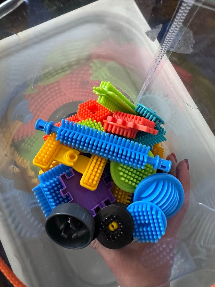 BLOKO - 93 Blocs de Construction à Picots + 4 Figurines 3D Famille - photo numéro 3